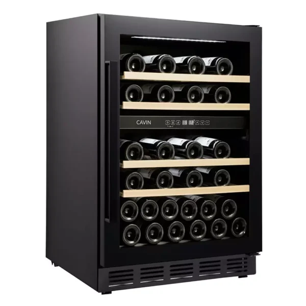 Notranjost vinske vitrine Cavin ACD60FGB z lesenimi policami