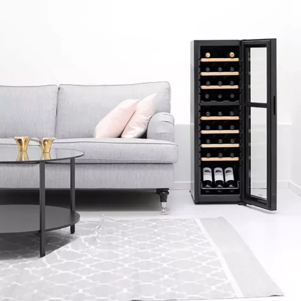 Vinska vitrina CAVIN NC-27B notranjost z lesenimi policami