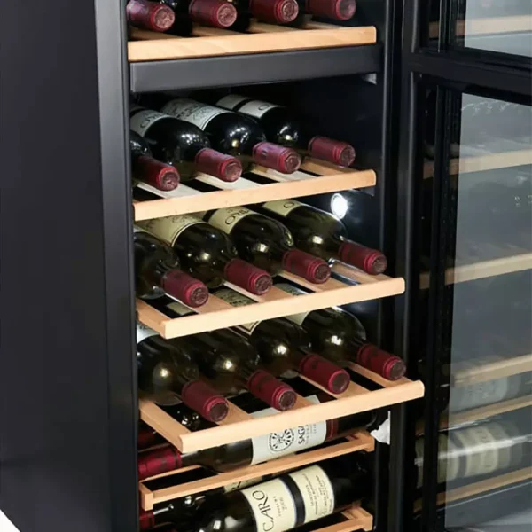 Vinska vitrina CAVIN NC-39B notranjost z lesenimi policami