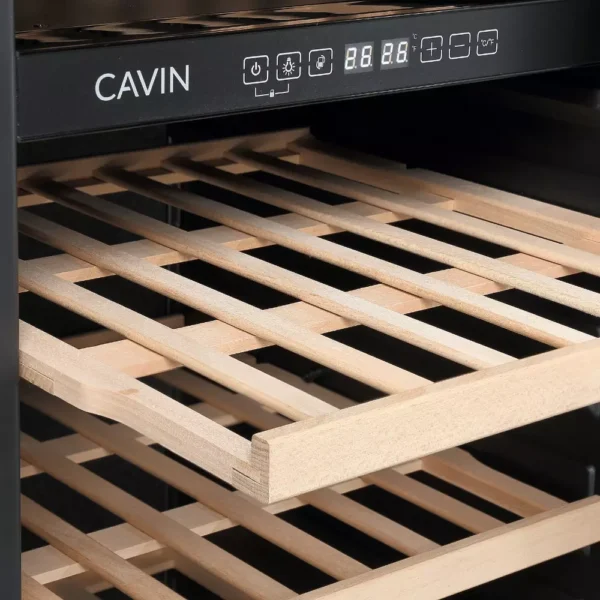 Vinska vitrina CAVIN PCD83FGB v sodobni kuhinji
