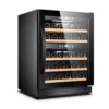 Notranjost vinske vitrine Cavin SW40B z lesenimi policami