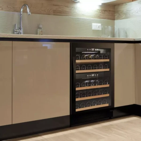 Črna vinska vitrina Cavin SW40B s steklenimi vrati