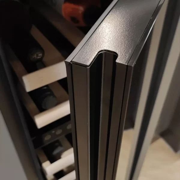 Notranjost vinske vitrine Dunavox DAUF-17.58DBH z lesenimi policami