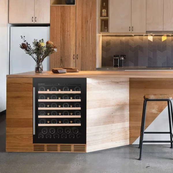 vinska vitrina DUNAVOX DAUF-46.138B-6 Vinska vitrina DUNAVOX DAUF-46.138B sprednji pogled