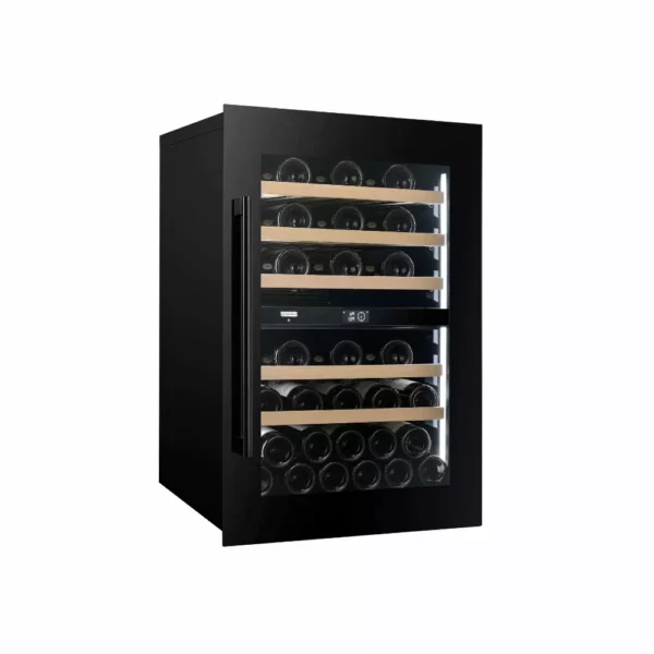 Notranjost vinske vitrine Dunavox DVP-44.120DB z lesenimi policami