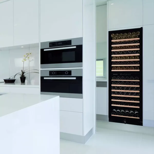 Vinska vitrina DUNAVOX DX-166.428DBK – notranjost vinske vitrine