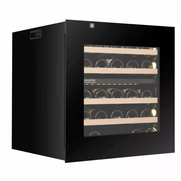 Notranjost vinske vitrine Dunavox DXB-26.69DB z lesenimi policami