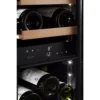 Vinska vitrina mQuvee WCD30AB-700 notranjost z lesenimi policami