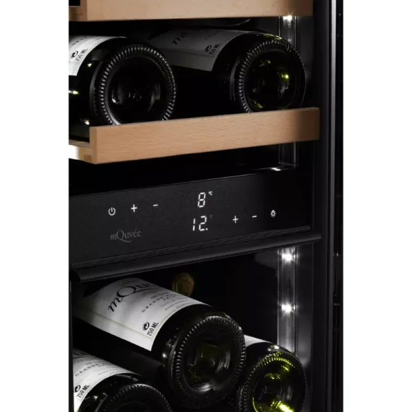 Vinska vitrina mQuvee WCD30AB-700 notranjost z lesenimi policami