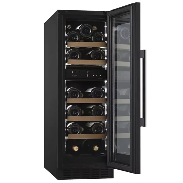 Notranjost vinske vitrine mQuvee WCD30FGB z lesenimi policami