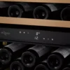 Vinska vitrina mQuvee WCD60AB-700 črna steklena vrata UV zaščita
