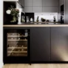 Vinska vitrina mQuvee WCD60FGBP-700 sprednji pogled