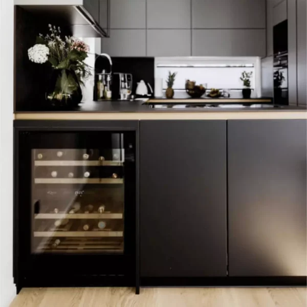 Vinska vitrina mQuvee WCD60FGBP-700 sprednji pogled