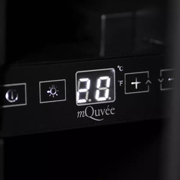 Vinska vitrina mQuvee WCS15AB-700 notranjost z lesenimi policami