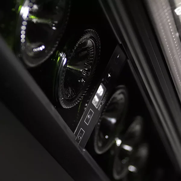 Vinska vitrina mQuvee WCS15AB-700 kompaktna širina 15 cm