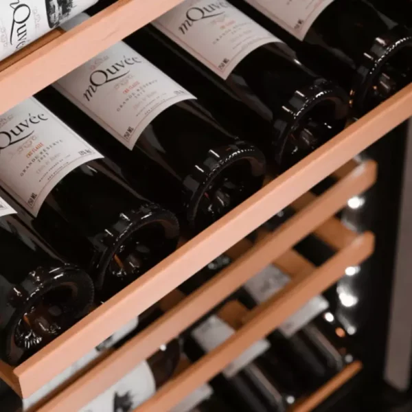 Vinska vitrina mQuvee WKD49FGB Full Glass dizajn