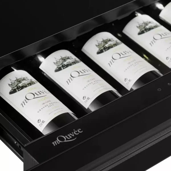 Notranjost vinske vitrine mQuvée WKS5FGBP
