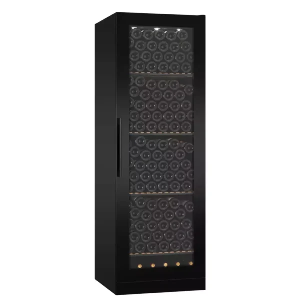 Notranjost vinske vitrine mQuvée WSTO215FGB z lesenimi policami